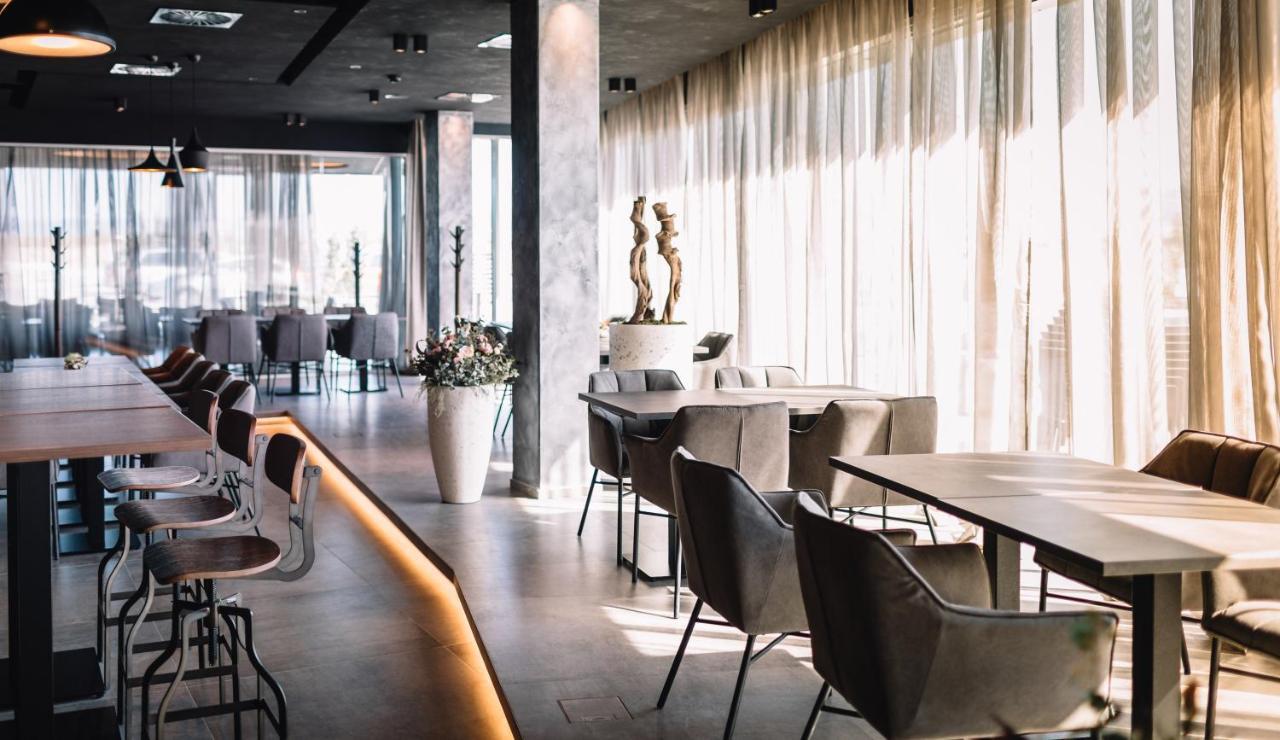 Nutrend World Hotel Оломоуц Екстериор снимка